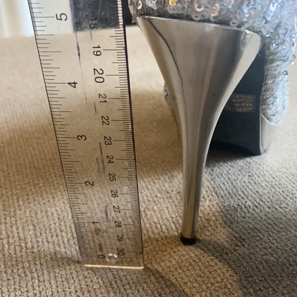 5 inch Heels. Size 9 - Picture 3 of 3